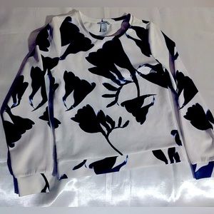 Womenswear’s H&M top great condition great for spring